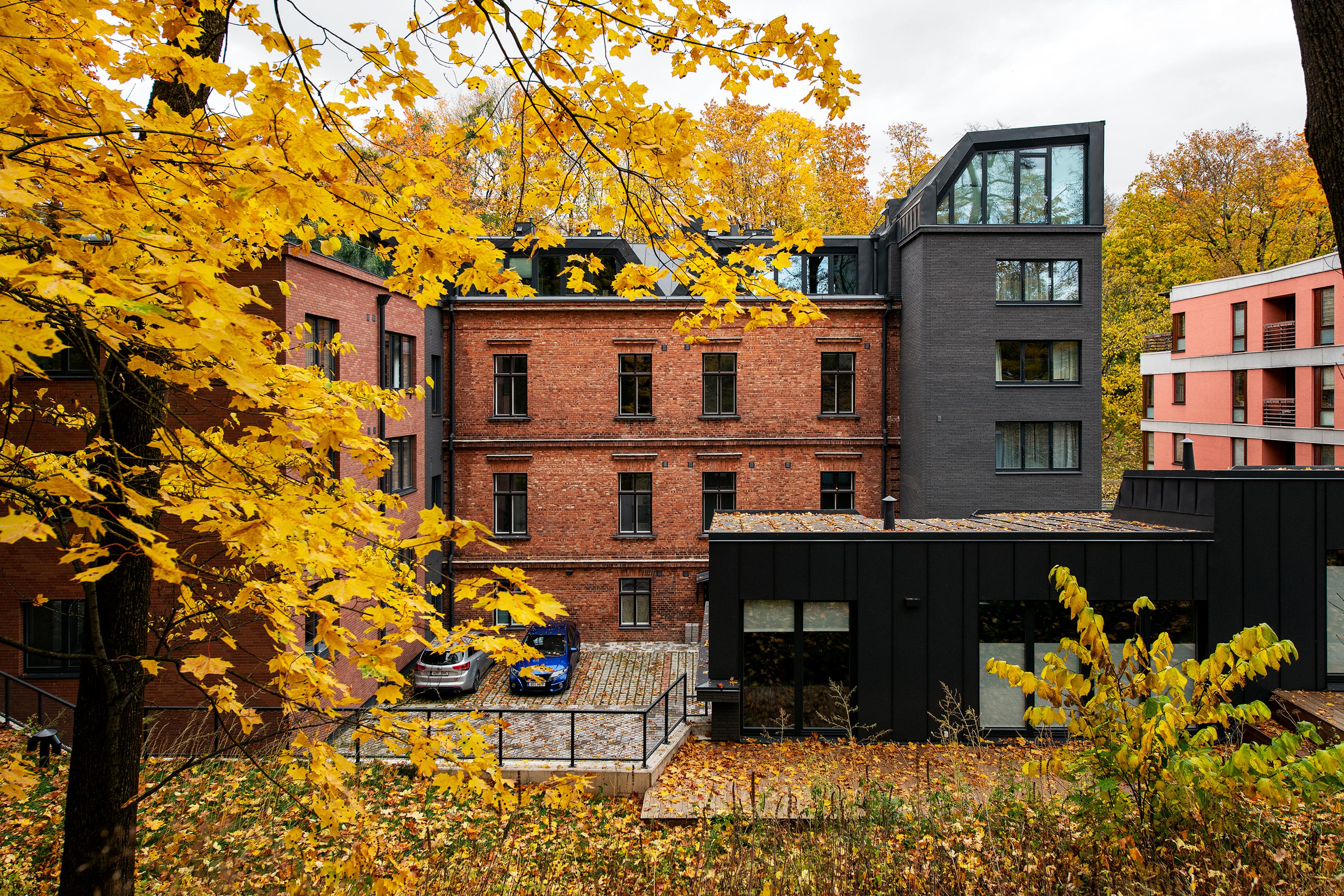 Autumn colours and Vallikraavi 14 building