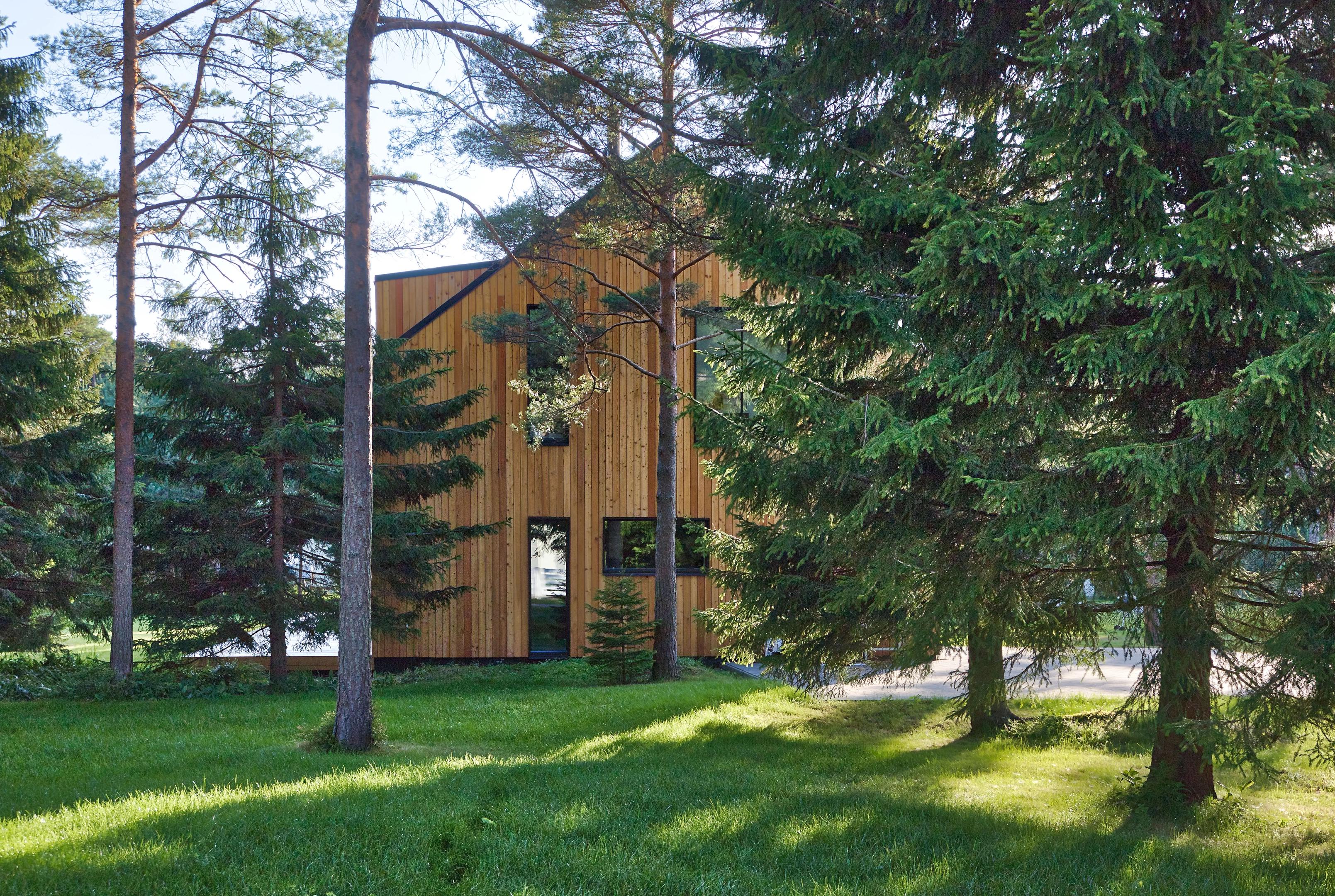 Private house with timber facade in the forests of Suurupi