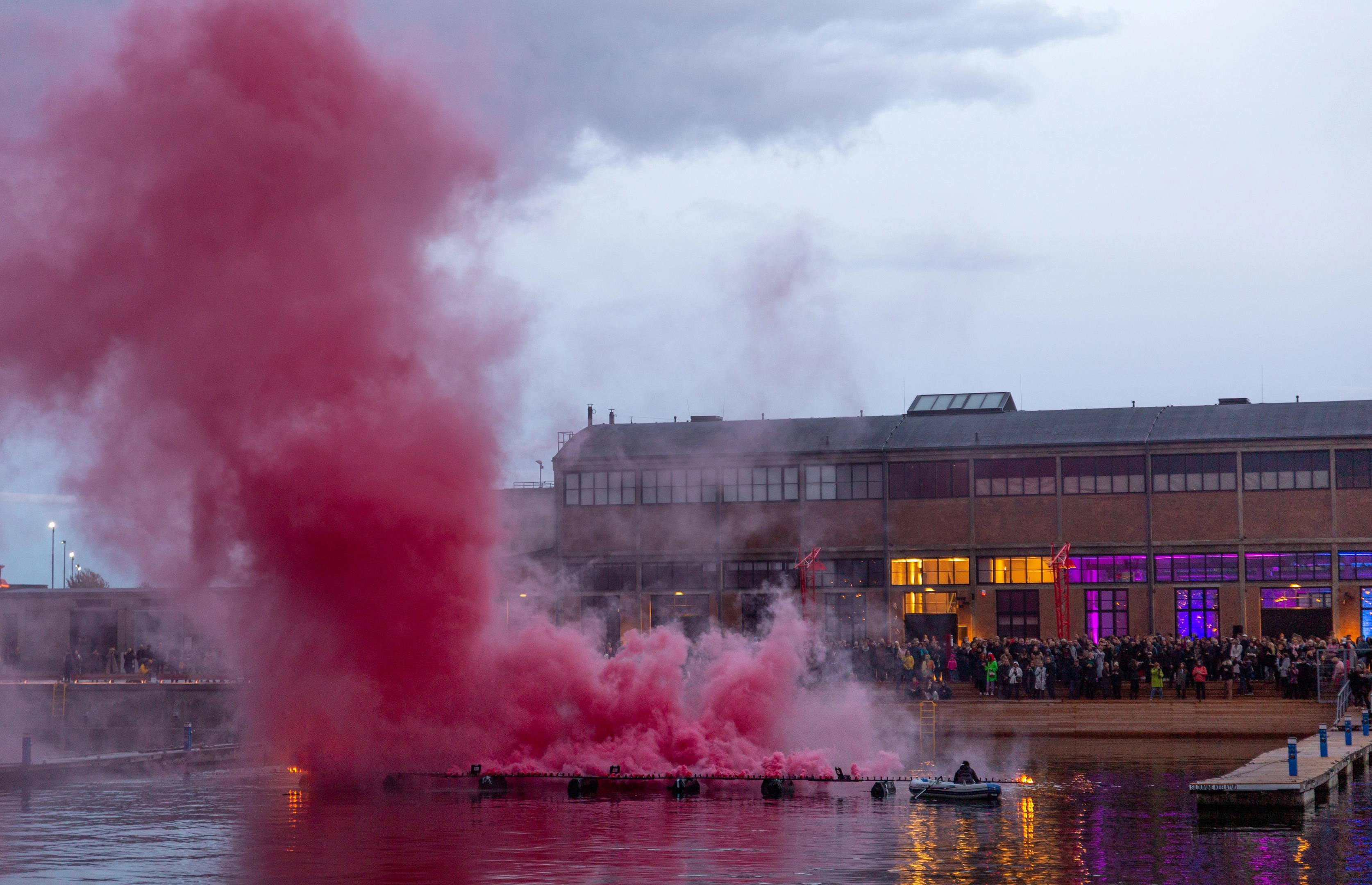 Kai kunstikeskuse avapeo performance roosa suitsuga