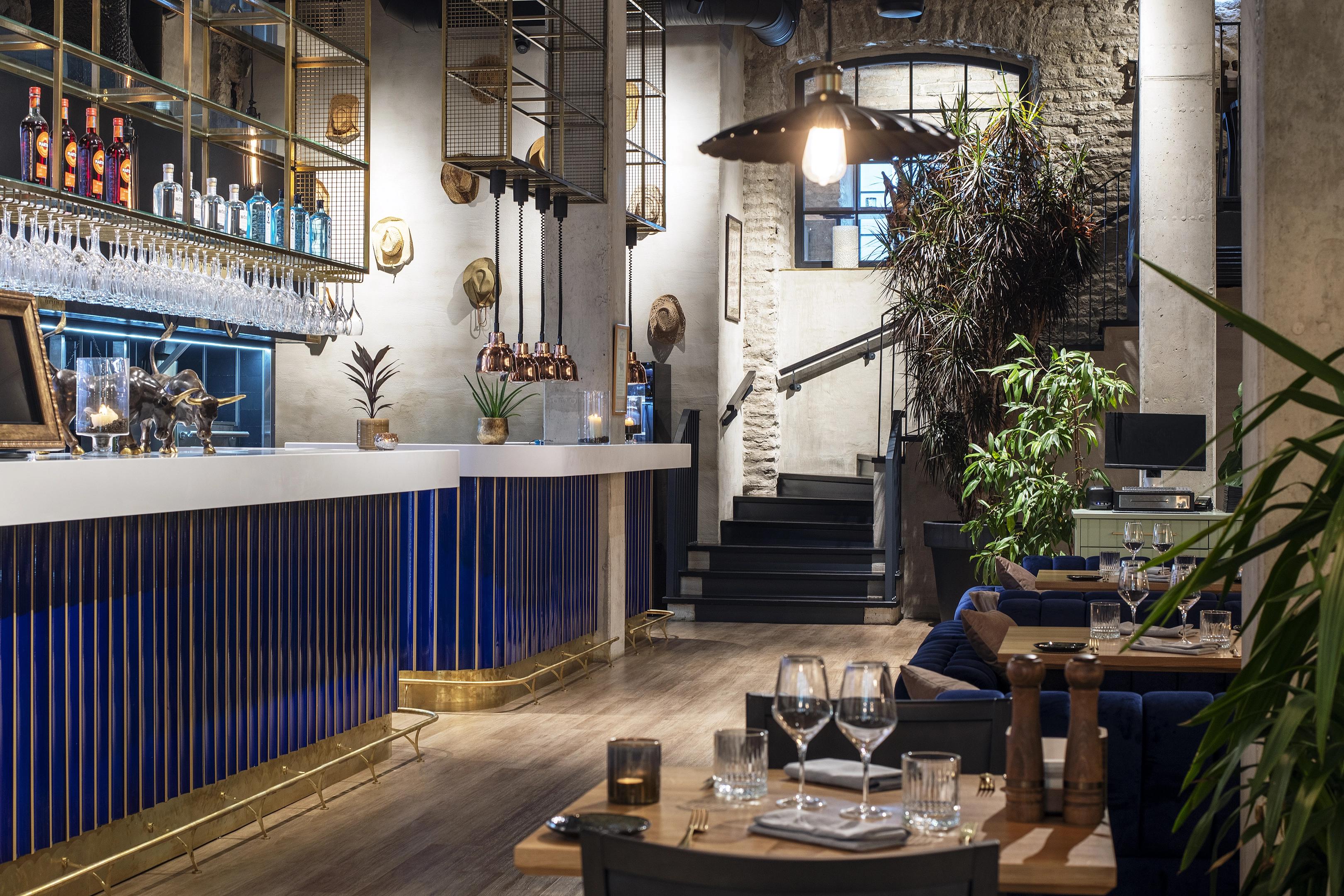 Bar counter with elegant blue details