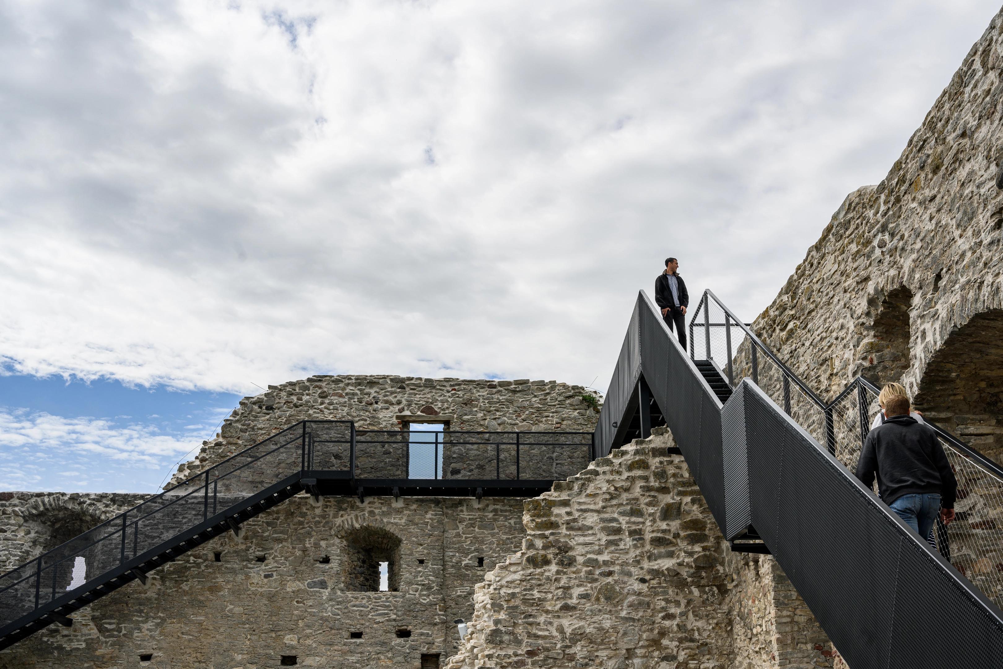 Trepid ja terrassid pakuvad ohtralt võimalusi linnuse ja linna vaatlemiseks eri tasapindadelt